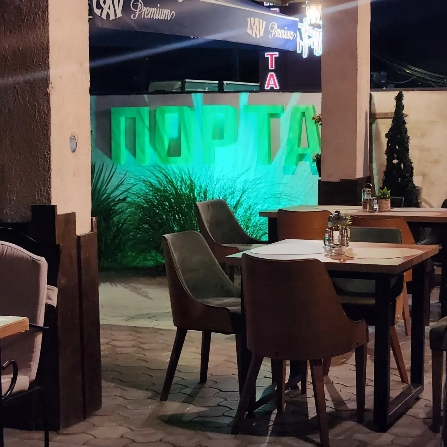 Osvetljen natpis Porta iznad bašte kafane