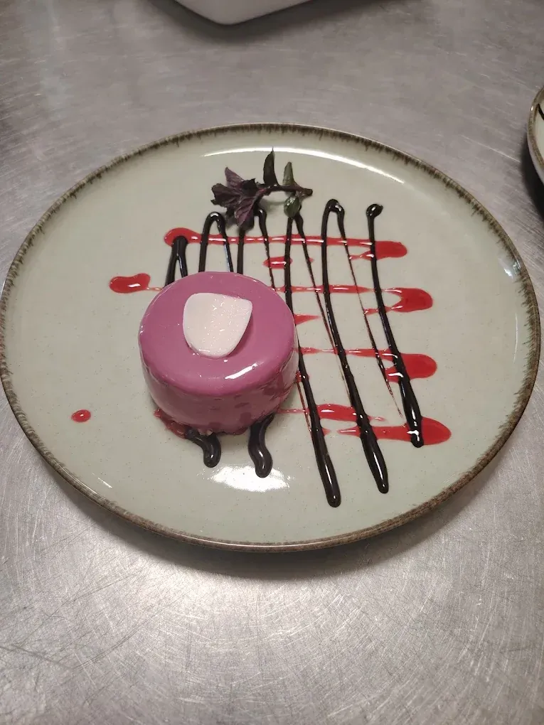 Desert sa voćnim i čokoladnim prelivom