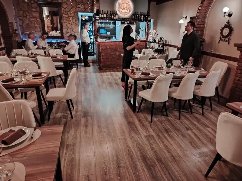 Sala kafane sa gostima i šankom
