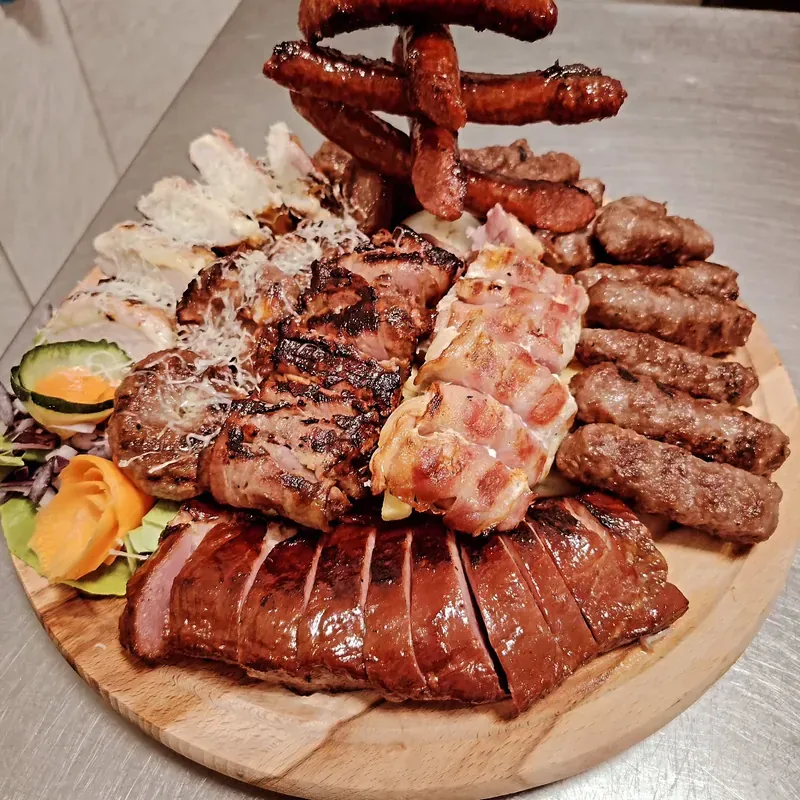 Plato mešanog roštilja sa ćevapima, kobasicom i pečenjem