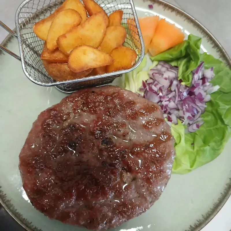 Pljeskavica sa pečenim krompirom i svežom salatom